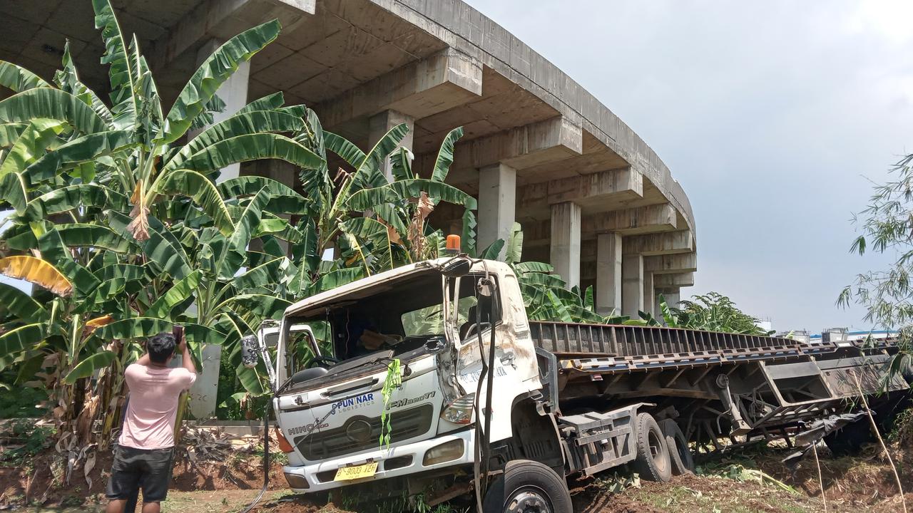 Truk Kontainer Terjun dari Atas Tol Cibitung-Cilincing, Sopir Diduga Mengantuk