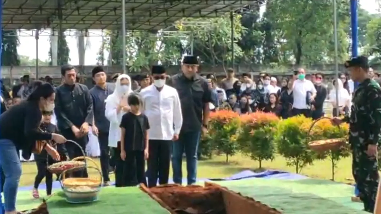 Kepala Staf Kepresidenan RI Moeldoko, di pemakaman sang istri, almarhumah Koesni Harningsih, di Taman Makam Pahlawan (TMP) Bahagia, Tangerang Selatan.
