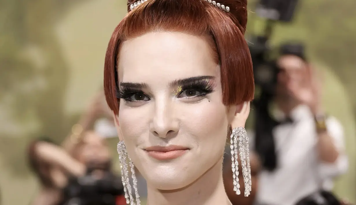 Hari Nef terlihat begitu unik dengan rambut classic up do disertai aksen hair clip pemanis.  [Foto: Instagram/ Vogue]