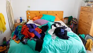 Kebiasaan Membiarkan Pakaian Menumpuk di Kamar, Apa Penyebabnya Menurut Psikologi?