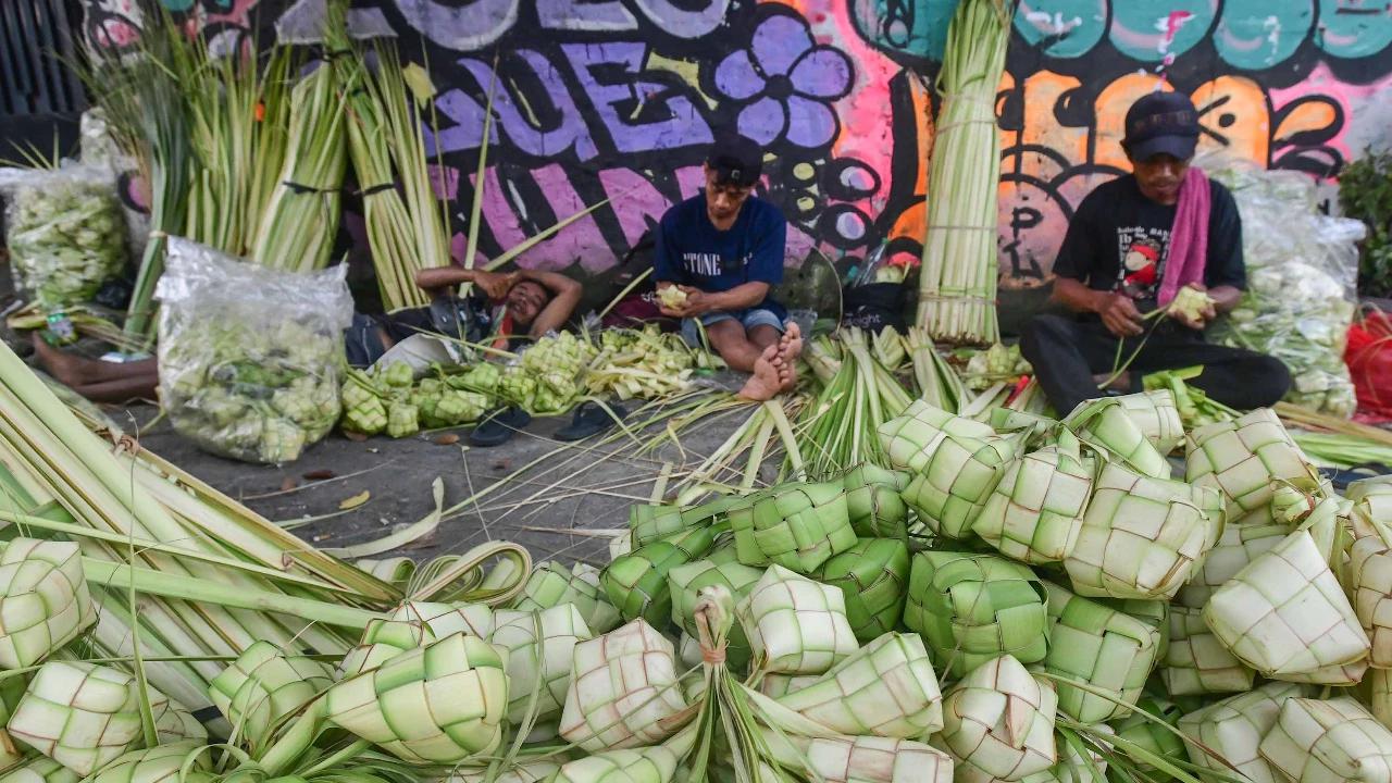FOTO: Jelang Idul Fitri Pedagang Musiman Raup Rezeki dari Kulit Ketupat