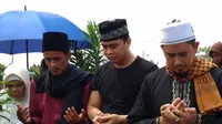 Billy Syahputra Ajak Anak Yatim Ziarah ke Makam Olga Syahputra