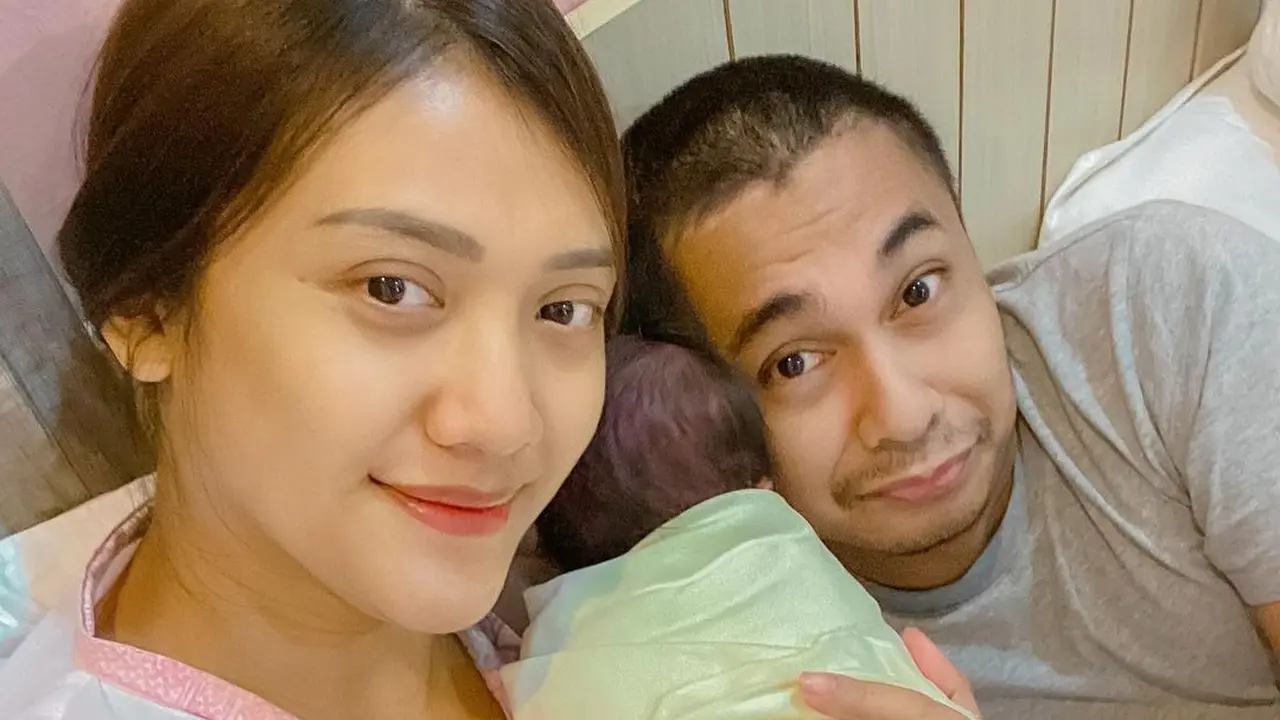 [Fimela] Istri Raditya Dika Melahirkan Anak Kedua