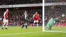 Gelandang Arsenal, Mesut Ozil, mencetak gol ke gawang Newcastle United pada laga Premier League di Stadion Emirates, Minggu (16/2/2020). Arsenal menang 4-0 atas Newcastle United. (AP/Frank Augstein)