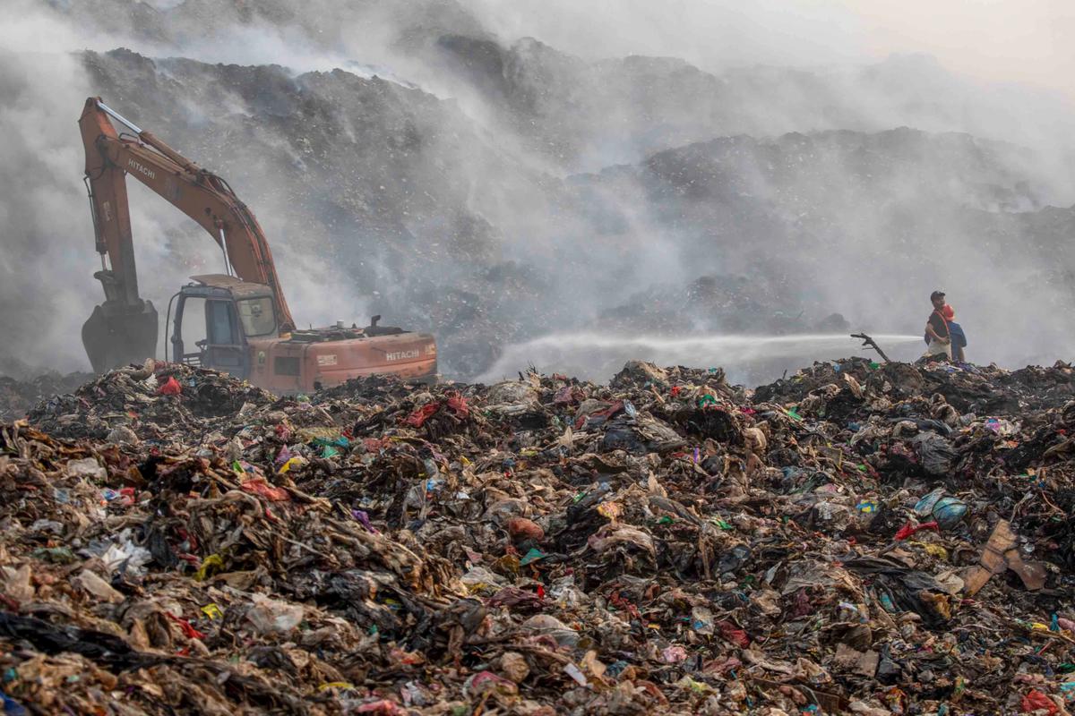 FOTO: Pemadaman TPA Jatiwaringin Memasuki Hari Keempat