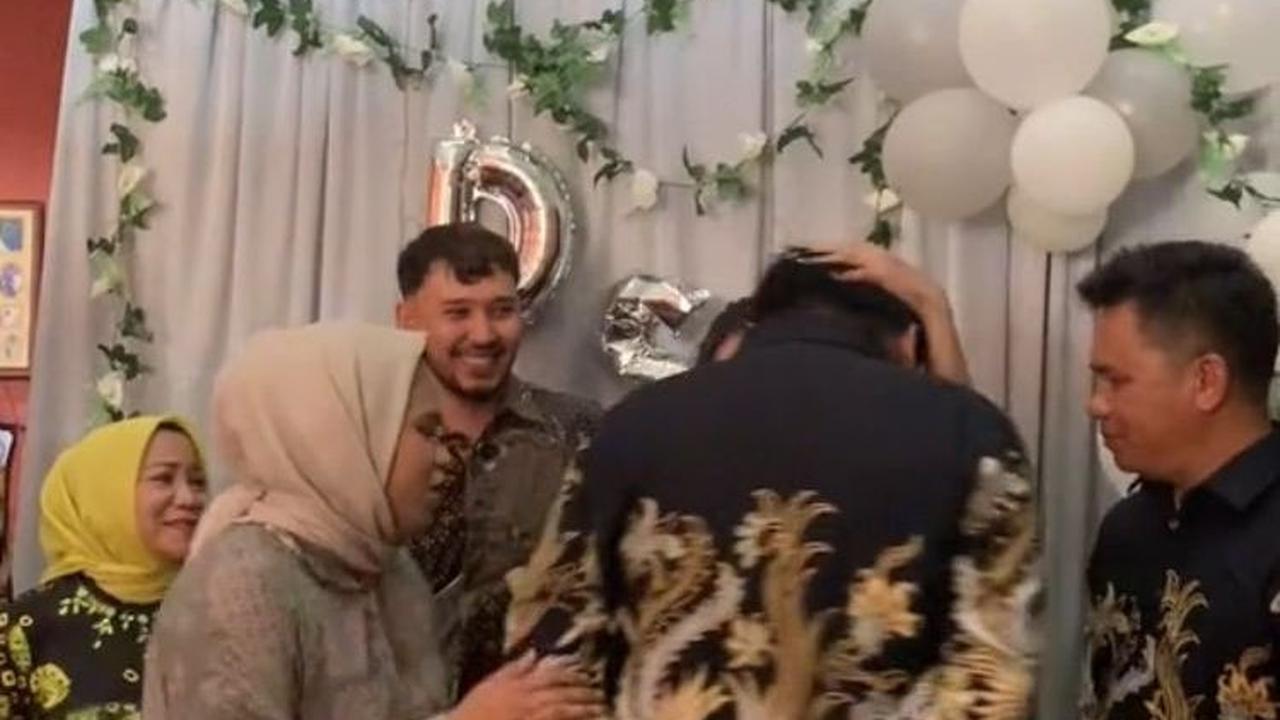 Dengan malu-malu, adiknya yang sejak tadi menatap sambil menahan tangis ini pun maju. Kakaknya juga langsung mengusap rambut adiknya penuh kasih sayang.
