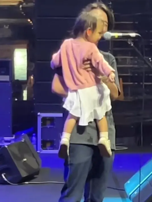 Namun Fiersa memutuskan untuk mengekspos wajah Kinasih. Fiersa perdana menunjukkan wajah Kinasih di hadapan hiruk pikuk penonton konser [instagram/fiersabesari]