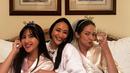 Tak ketinggalan Dinar Amanda yang dikenal dekat dengan Enzy Storia dan Jessica Mila. Ia ikut membagikan momen kebersamaan yang kompak sebagai ucapan ulang tahun Enzy dan Jessica yang hanya selisih beberapa hari. Foto ini penuh nostalgia.(Liputan6.com/IG/@dinaramanda)