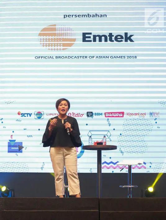 Direktur Progamming SCM Harsiwi Achmad membagi informasi tentang Emtek Group kepada peserta dalam EGTC 2018 di Universitas Kristen Petra Surabaya, Jawa Timur, Rabu (14/11). EGTC 2018 ini diadakan 13-15 Oktober 2018. (Liputan6.com/Faizal Fanani)