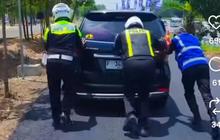 Top! Polantas Gantian 'Stut' dan Dorong Mobil Mogok Pemudik di Tol Cipali