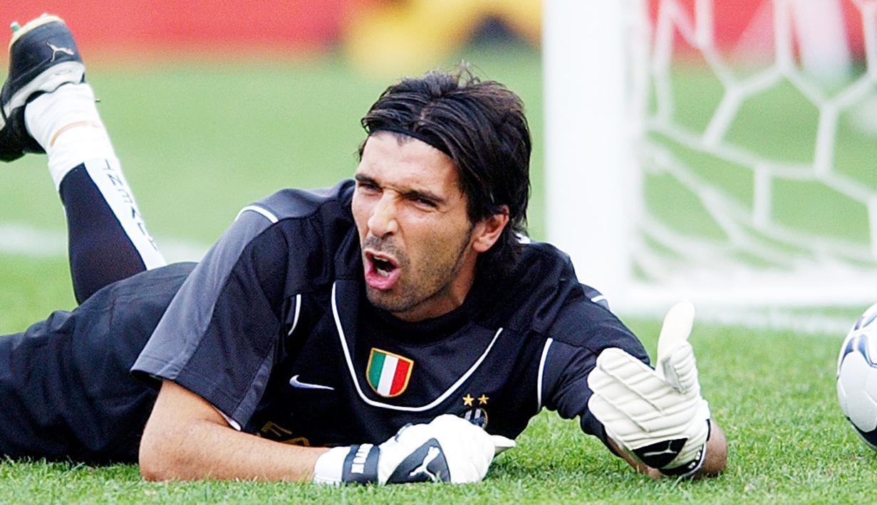 Bersama Parma kala itu, Buffon berhasil menjuarai Coppa Italia, Piala UEFA, dan Piala Super Italia. Piala UEFA merupakan satu-satunya trofi kompetisi Eropa untuk Buffon sepanjang kariernya. (AP Photo/Michael Dwyer)