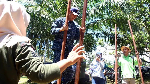 Serunya Tentara Amerika Ikut Lomba Terompah Panjang