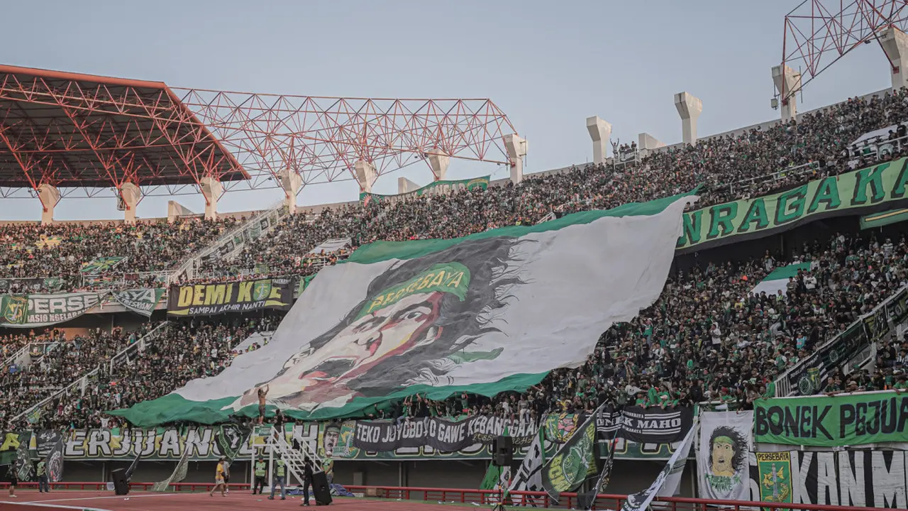 Bonek saat memberikan dukungan kepada tim kesayangan Persebaya. (Foto: persebaya.id)
