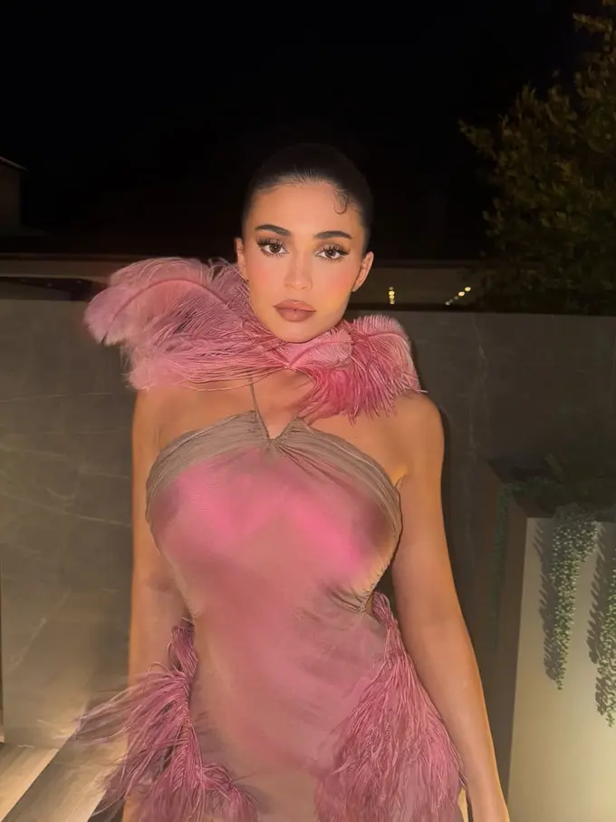 Bak Christmas Fairy, Kylie Jenner Sambut Natal dengan Feathery Dress Serba Pink