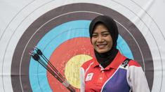 Pepanah Indonesia, Diananda Choirunisa, saat pemusatan latihan jelang Asian Games XVIII di Lapangan Panahan Senayan, Jakarta, Rabu (6/6/2018). Cabang panahan menargetkan satu medali emas pada Asian Games. (Bola.com/Vitalis Yogi Trisna)