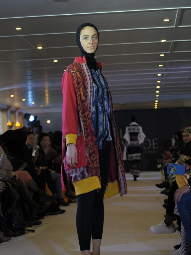 Busana Torso Nimbrung karya siswa SMK Kudus di fashion show Paris