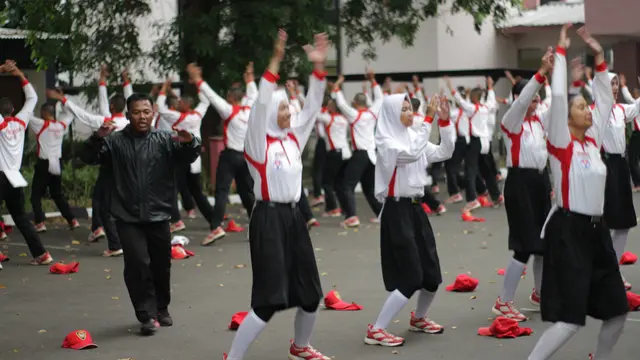 Calon Paskibraka lakukan senam setelah latihan gabungan untuk melepaskan penat pada Kamis (10/8/2018) (Foto: M Fajri Erdyansyah)
