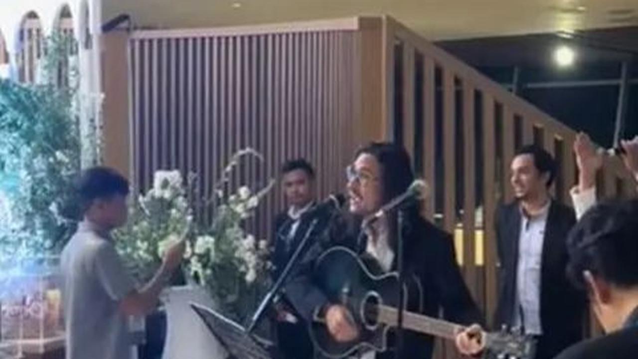 Rekan artis yang hadir dalam acara pernikahan Virzha adalah Marcello Tahitoe, yang juga tampil mempersembahkan lagu di hari pernikahan tersebut.