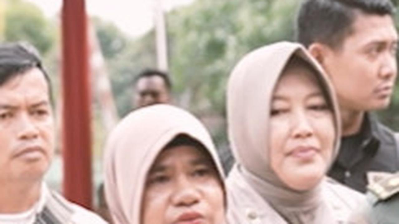 Sambil Menahan Air Mata, Ibu ini Minta ke Kapolri Anaknya jadi Polisi 'Gantikan Kakaknya yang Gugur oleh KKB
