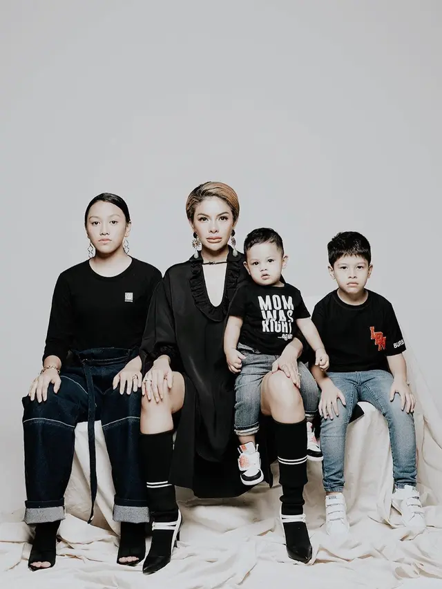 5 Pemotretan Nikita Mirzani dengan Ketiga Anaknya, Curi Perhatian