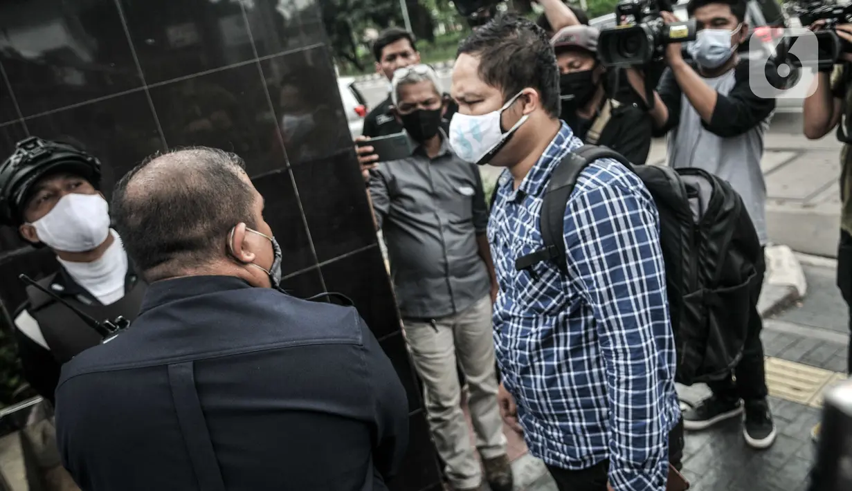 Penyidik KPK mendatangi Gedung Mina Bahari Kementerian Kelautan dan Perikanan (KKP), Jakarta, Rabu (25/11/2020). Kedatangan penyidik KPK sebagai tindak lanjut penyelidikan terkait penangkapan menteri Edhy Prabowo dan sejumlah pegawai Kementerian Kelautan dan Perikanan. (merdeka.com/Iqbal Nugroho)