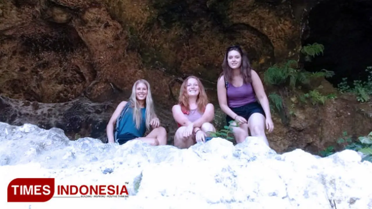 Penasaran Salju Panas, Tiga Turis Kanada Kunjungi Wisata Setigi Gresik