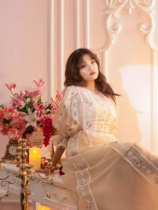 Fuji Utami mengenakan gaun panjang nude bergaya vintage dengan motif bunga yang cantik [@fuji_an]