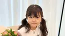 Sudah dikenal dari bayi, Han Yeoreum pun kerap mendapat endorsement. Bak menjadi selebgram, pemeran baby Sol ini juga pandai menari saat merayakan hari kelulusannya. Tidak terasa, tinggal beberapa hari lagi untuknya segera masuk SD. Ucapan selamat pun mengalir untuknya. (Liputan6.com/IG/@k_han__na)