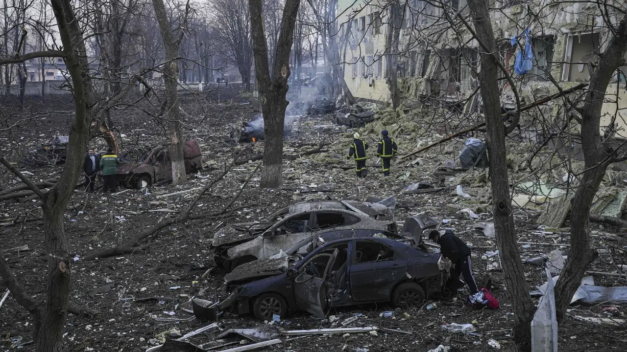 Serangan Udara Rusia Hancurkan Rumah Sakit Bersalin di Ukraina