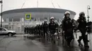 Polisi anti huru-hara berlatih di depan stadion sepak bola yang baru dibangun di Saint Petersburg di Rusia, Selasa (17/4). Polisi tersebut berlatih jelang pertandingan Piala Dunia 2018 yang akan dimulai pada 14 Juni 2018. (AP Photo/Dmitri Lovetsky)