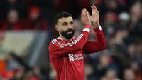 Striker Liverpool, Mohamed Salah, mengapresiasi pendukung The Reds di Anfield setelah timnya meraih kemenangan telak 3-0 atas Brighton di putaran keempat Piala FA 2025/2026, Minggu (15/2/2026) dini hari WIB. (Darren Staples / AFP)