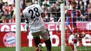 Thomas Muller menambah keunggulan Bayern Muenchen menjadi 3-0  (REUTERS/Michael Dalder)