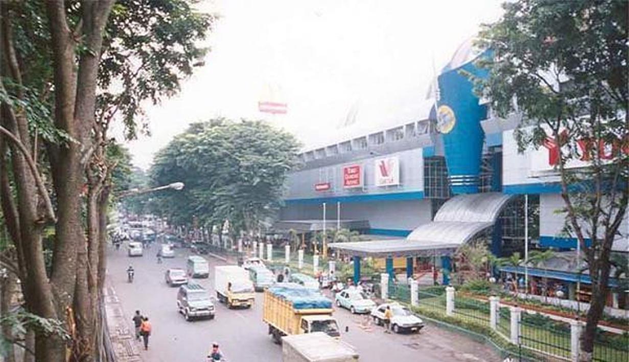 Potret Bandung Indah Plaza (BIP) yang merupakan salah satu pusat perbelanjaan kesukaan warga Bandung, bahkan hingga kini. (Source: ayaspromenade.wordpress.com)