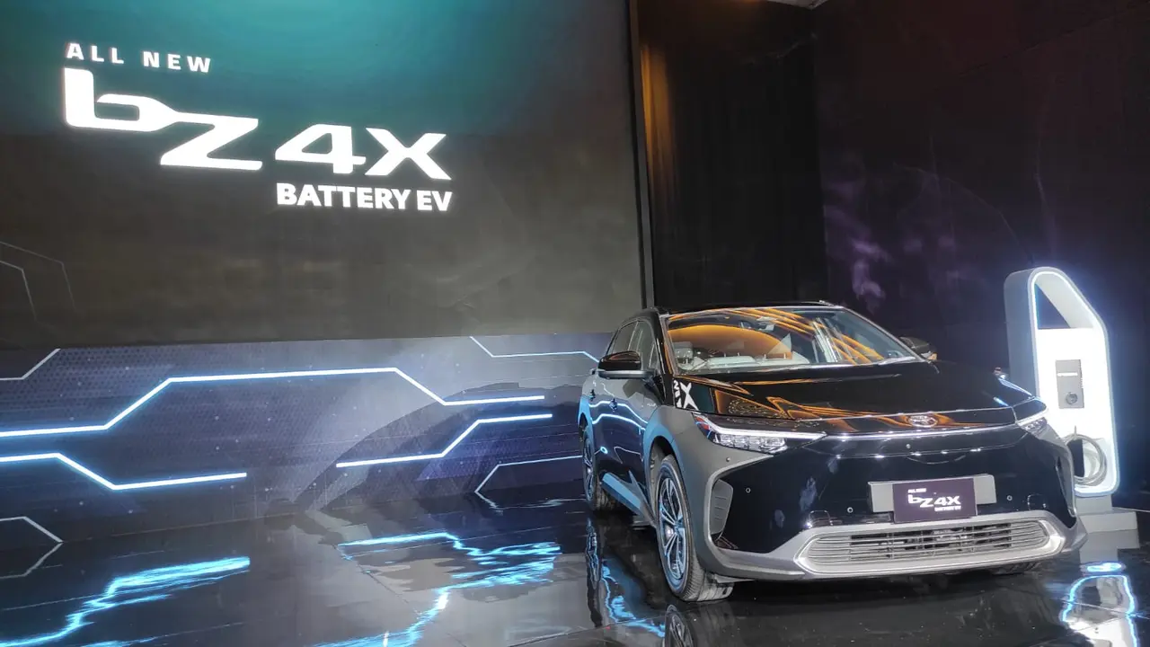Mengulik Kecanggihan Mobil Listrik Baterai Pertama Toyota bZ4X (Arief A/Liputan6.com)