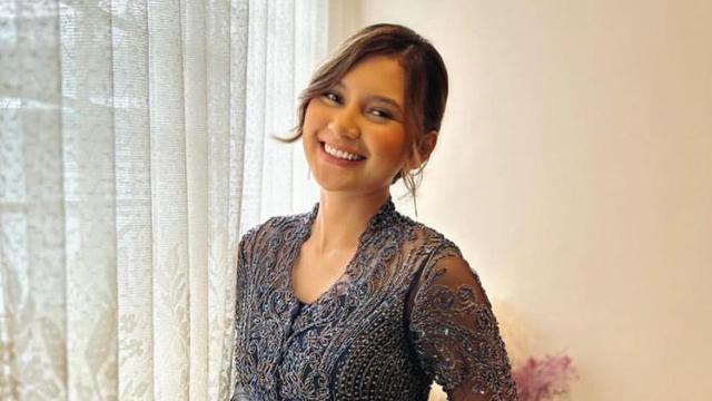 Pesona Anggun Indah Permatasari di Momen Lamaran Adik, Haru Gandeng Tangan Sang Ibu