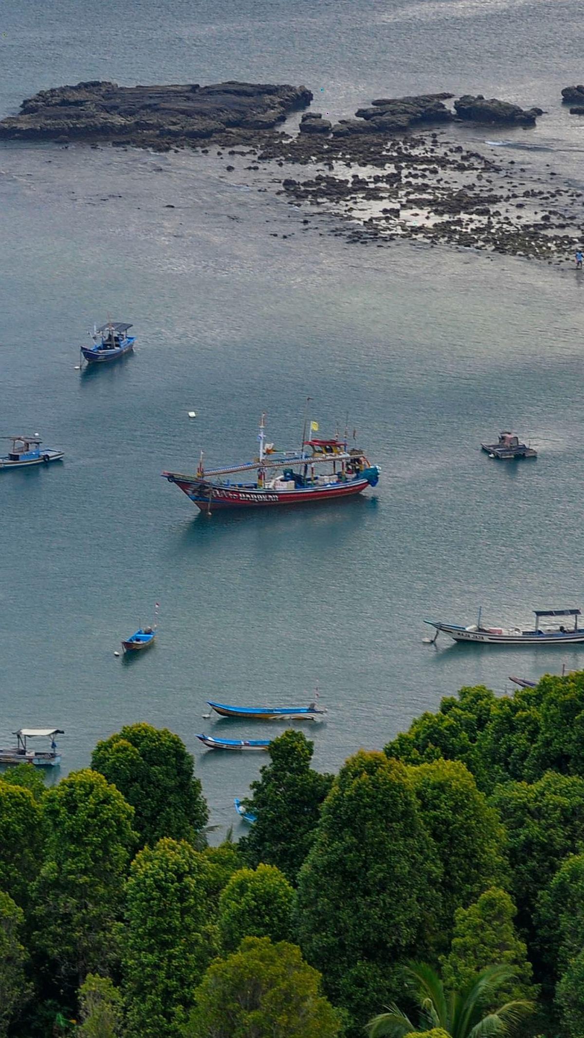 Panorama laut dari atas perbukitan ini tampak indah dan sangat mengagumkan.