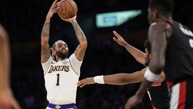 Aksi pemain Lakers D'Angelo Russell saat melawan Blazers di NBA 2024/2025