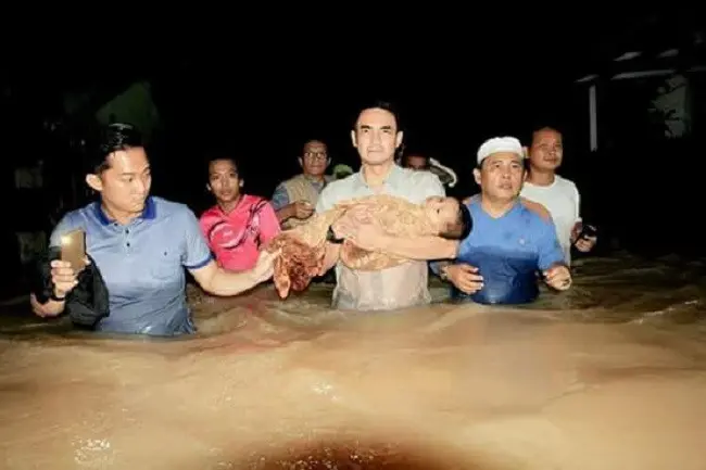 Banjir di Jambi menyebabkan agenda sahur warga kacau. (Liputan6.com/Bangun Santoso)