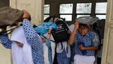 Sejumlah siswa berlarian menyelamatkan diri saat simulasi bencana gempa dan tsunami di sebuah sekolah di Banda Aceh, Aceh, Rabu (9/10/2019). Para siswa dibekali wawasan tanggap darurat bencana dan pemberian pertolongan pertama pada korban gempa. (Photo by CHAIDEER MAHYUDDIN / AFP)