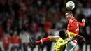 Bek Benfica, Victor Lindelof, duel udara dengan striker Uniao da Madeira, Toni Silva pada lanjutan liga Portugal di Stadion Luz, Lisbon (29/2/2016). (AFP/Patricia De Melo Moriera)