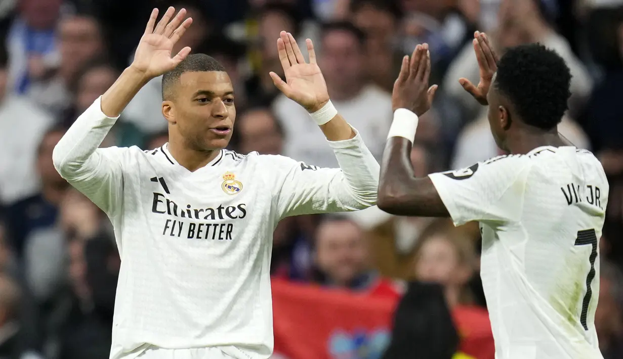 Pemain Real Madrid, Vinicius Junior (kanan) merayakan gol bersama Kylian Mbappe dalam laga lanjutan Liga Spanyol 2024/2025 melawan Girona di Santiago Bernabeu Stadium, Madrid, Minggu (23/02/2025) waktu setempat. (AP Photo/Manu Fernandez)