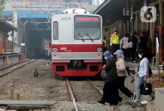 Suasana Stasiun Kereta KRL di Stasiun Karet Sudirman, Jakarta, Selasa (2/5/2023). PT Kereta Commuter Indonesia (KCI) terancam tidak dapat mengganti 10 unit rangkaian KRL Jabodetabek yang akan pensiun pada tahun 2023 dan 19 unit pada tahun 2024 dikarenakan Kementerian Perindustrian (Kemenperin) menolak usulan PT KCI untuk mengimpor rangkaian kereta bekas dari Jepang serta meminta perseroan membeli produk dalam negeri. (Liputan6.com/Johan Tallo)