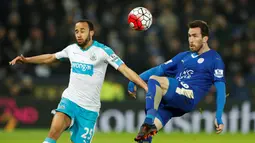 Pemain Leicester City, Christian Fuchs (kanan) berebut bola dengan pemain Newcastle United, Andros Townsend, dalam laga Liga Inggris di Stadion King Power, Selasa (15/3/2016) dini hari WIB. (Action Images via Reuters/John Sibley)