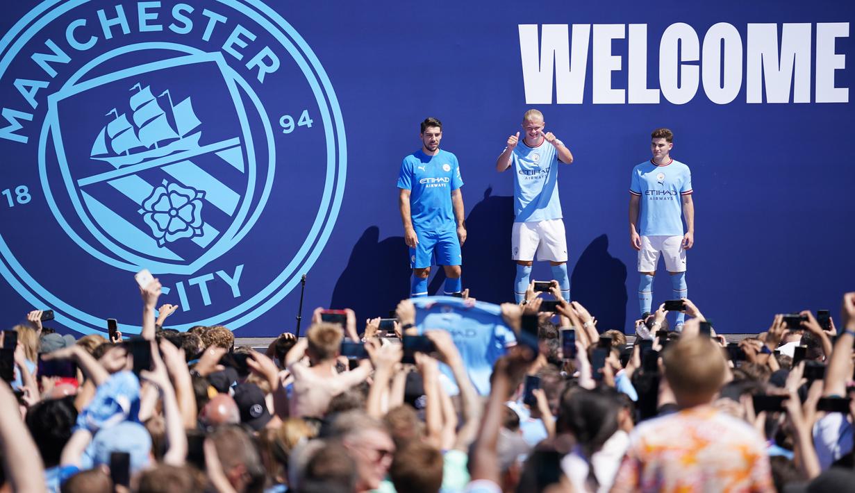 Manchester City akhirnya resmi memperkenalkan rekrutan barunya di hadapan fans. (AP/Dave Thompson)