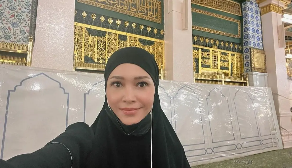 Tak sedikit dari mereka langsung memuji kecantikan Maia Estianty dan mendoakan agar sang artis istiqomah memakai hijab. [instagram/maiaestiantyreal]