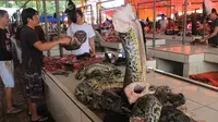 Penjualan daging ular piton sudah tidak ada di supermarket, namun masih marak di pasar tradisional. (Liputan6.com/Yoseph Ikanubun).