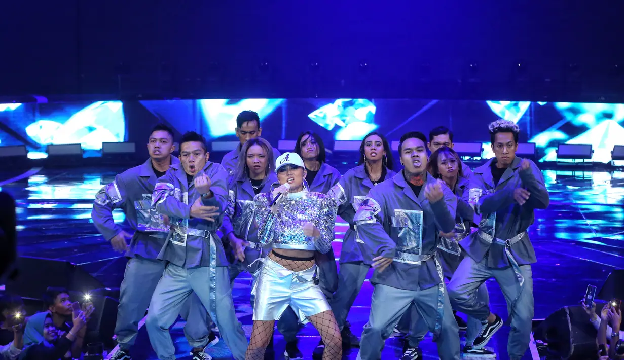 Penampilan Agnez Mo di perayaan ulang tahun Indosiar ke-25 tahun yang digelar di JCC Jakarta, Sabtu-Minggu (11-12/01). (Adrian Putra/Fimela.com)