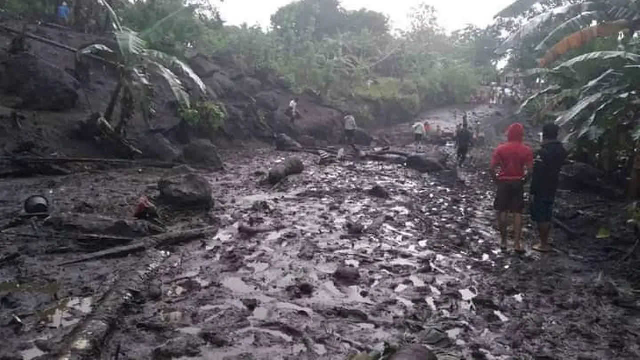 1 Balita Tewas dan Pasutri hilang dalam banjir bandang di Ngada, NTT. (Foto: Liputan6.com/Dionisus W)