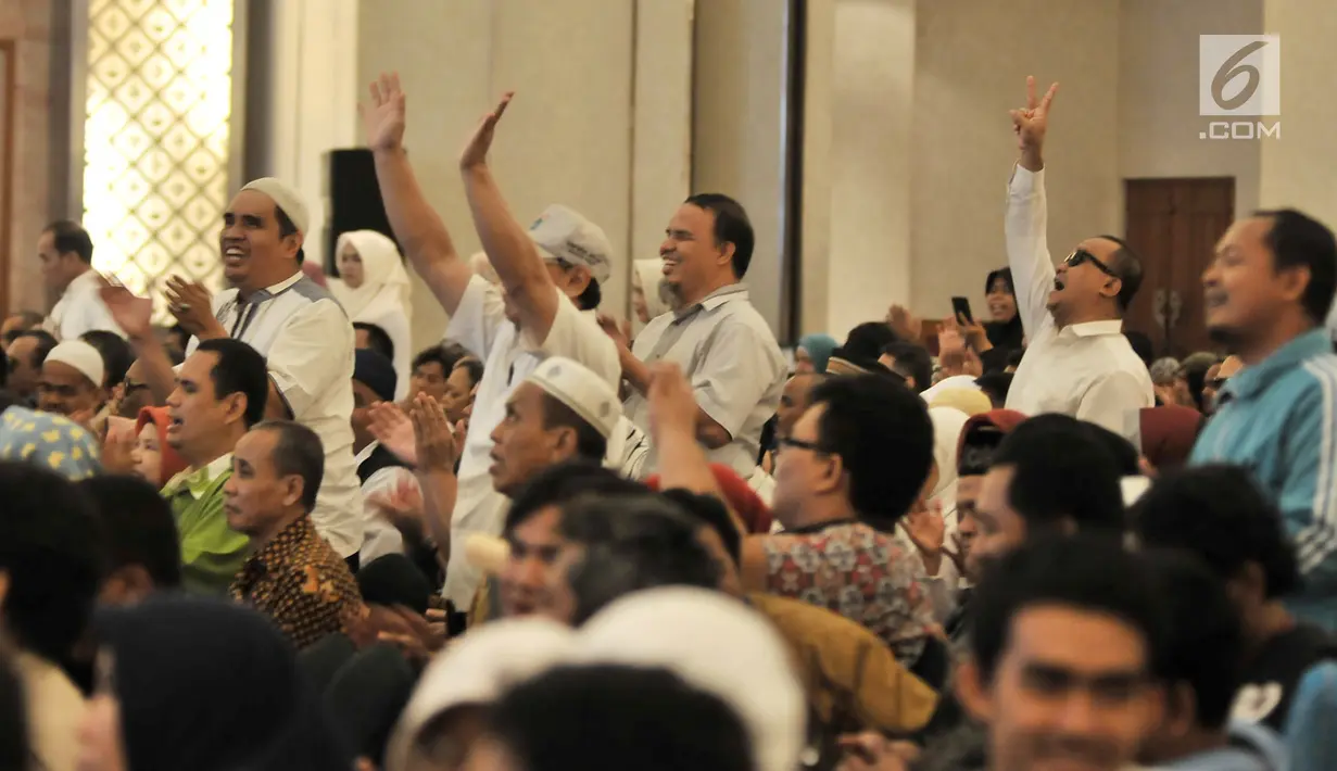 Ekspresi  anggota Komunitas Disabilitas Indonesia saat mendengarkan pidato calon presiden nomor urut 02 Prabowo Subianto dalam acara peringatan Hari Disabilitas Internasional ke-26 di Jakarta, Rabu (5/12). (Merdeka.com/Iqbal Nugroho)