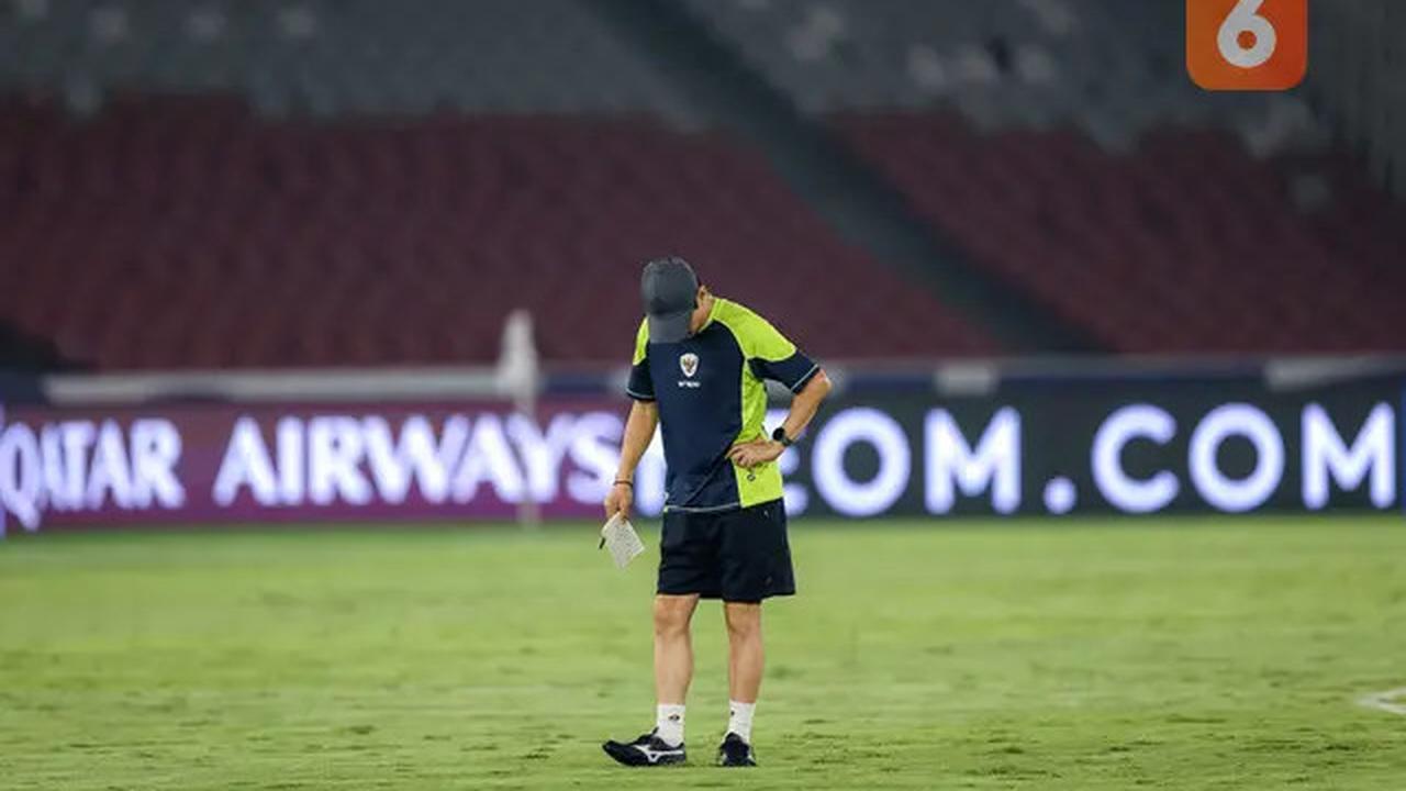 Foto: Shin Tae-yong Cek Langsung Kondisi Rumput GBK Jelang Laga Timnas Indonesia Vs Jepang di Kualifikasi Piala Dunia 2026